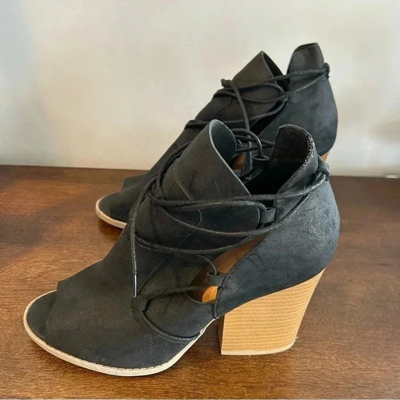 QUPID Peep-Toe Chunky Heeled Sandals Faux Suede 3.7 Inch Heel. Size 8.5 US EUC. - Picture 5 of 9